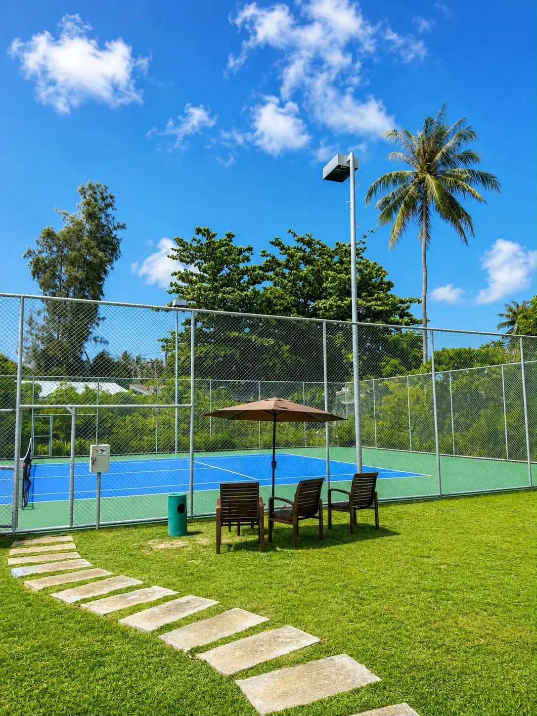 Cours de tennis pour enfants à Koh Samui : à quel âge et comment débuter