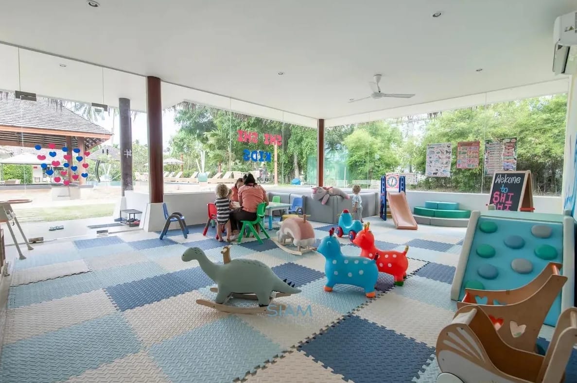 Activités encadrées pour tout-petits au kids club de Lamai, Koh Samui