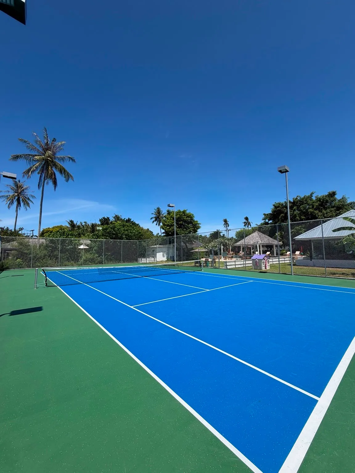 Enfants à l'initiation tennis sur le court de Lamai, Koh Samui